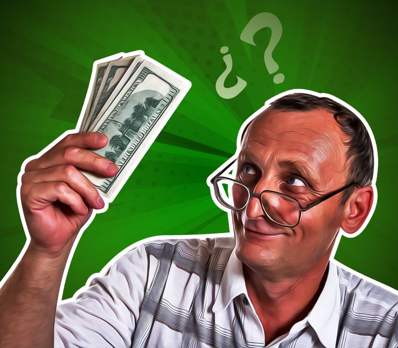 Hombre considerando que hacer con su dinero hombre con dinero de crédito para jubilados o pensionados