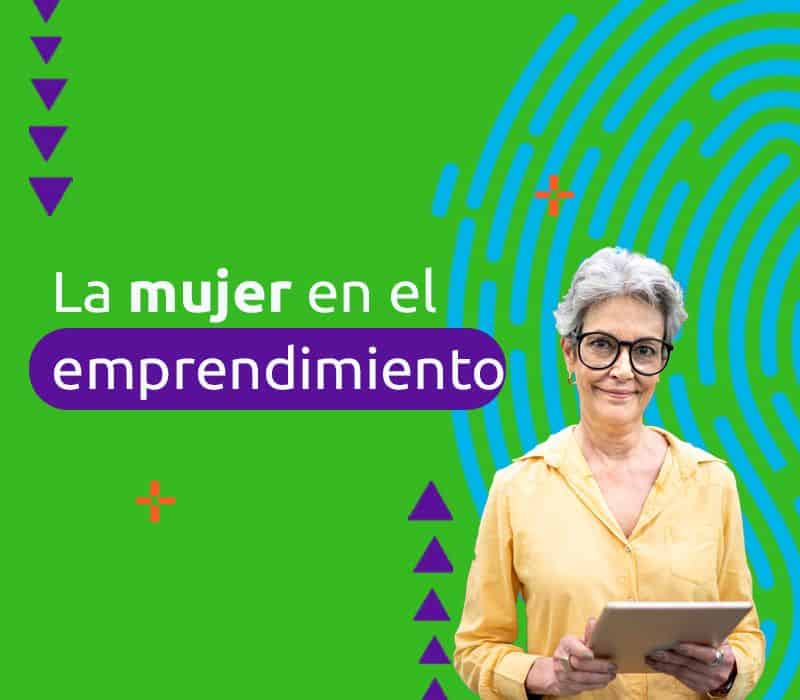 Mujer en el emprendimiento Mujer adulta sonriente mientras trabaja en su emprendimiento